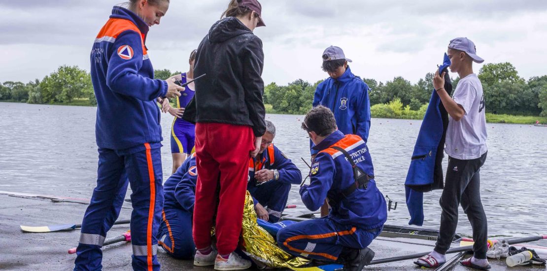 bénévoles de la protection civile de la saone et loire en uniforme, prenant en charge une victime