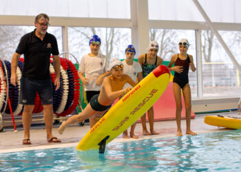 L'équipe pédagogique en train de briefer les élèves lors de la formation de Jeunes Sauveteurs Aquatiques