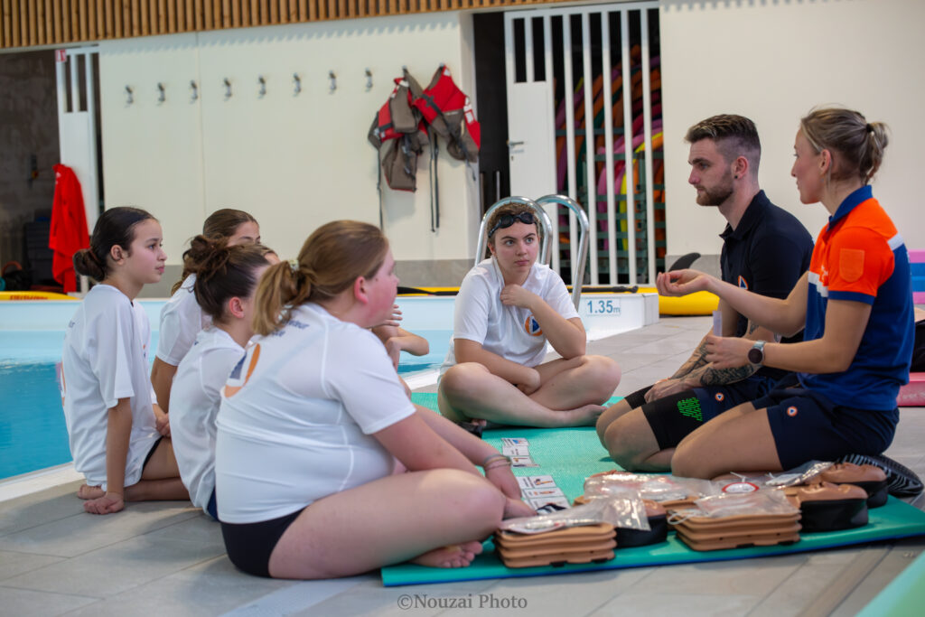 Briefing de prévention avec les participants à la formation Jeunes Sauveteurs Aquatiques