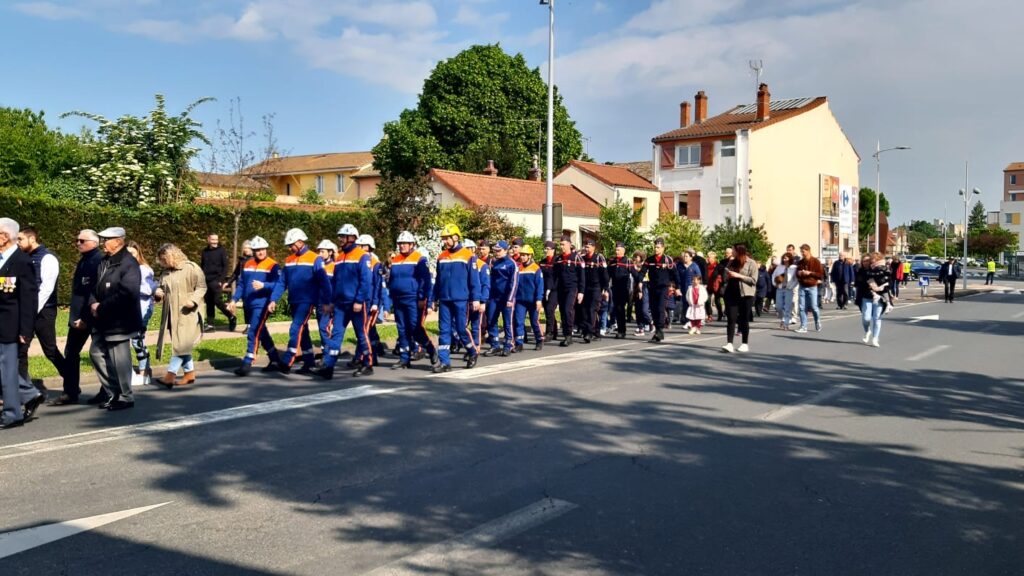 Marche solennelle vers la place du Souvenir et de la Paix